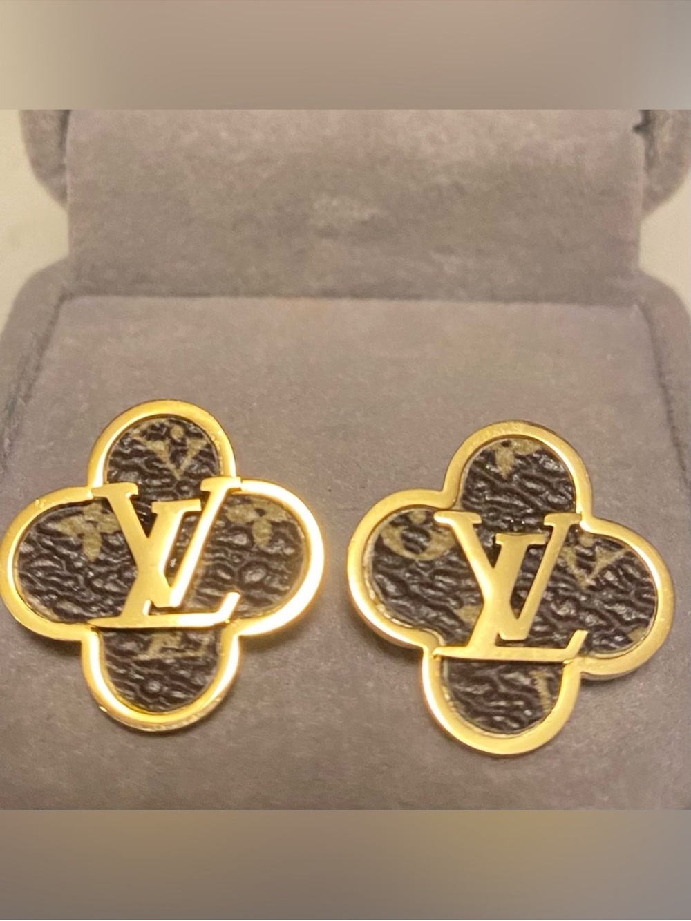 Fashion Jewelry 14K Gold Plated Clover Luxury Earrings with Brown Inset - Picture 4 of 7